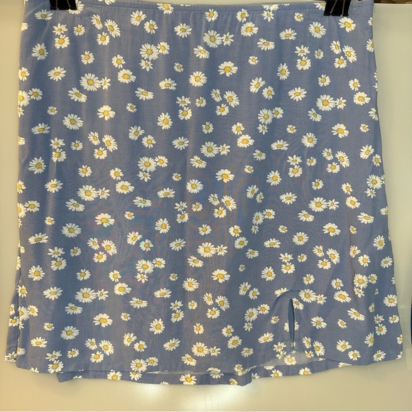 Hollister Dresses & Skirts - Hollister Ultra High-Rise Flowy Spring Daisy Skirt XL
